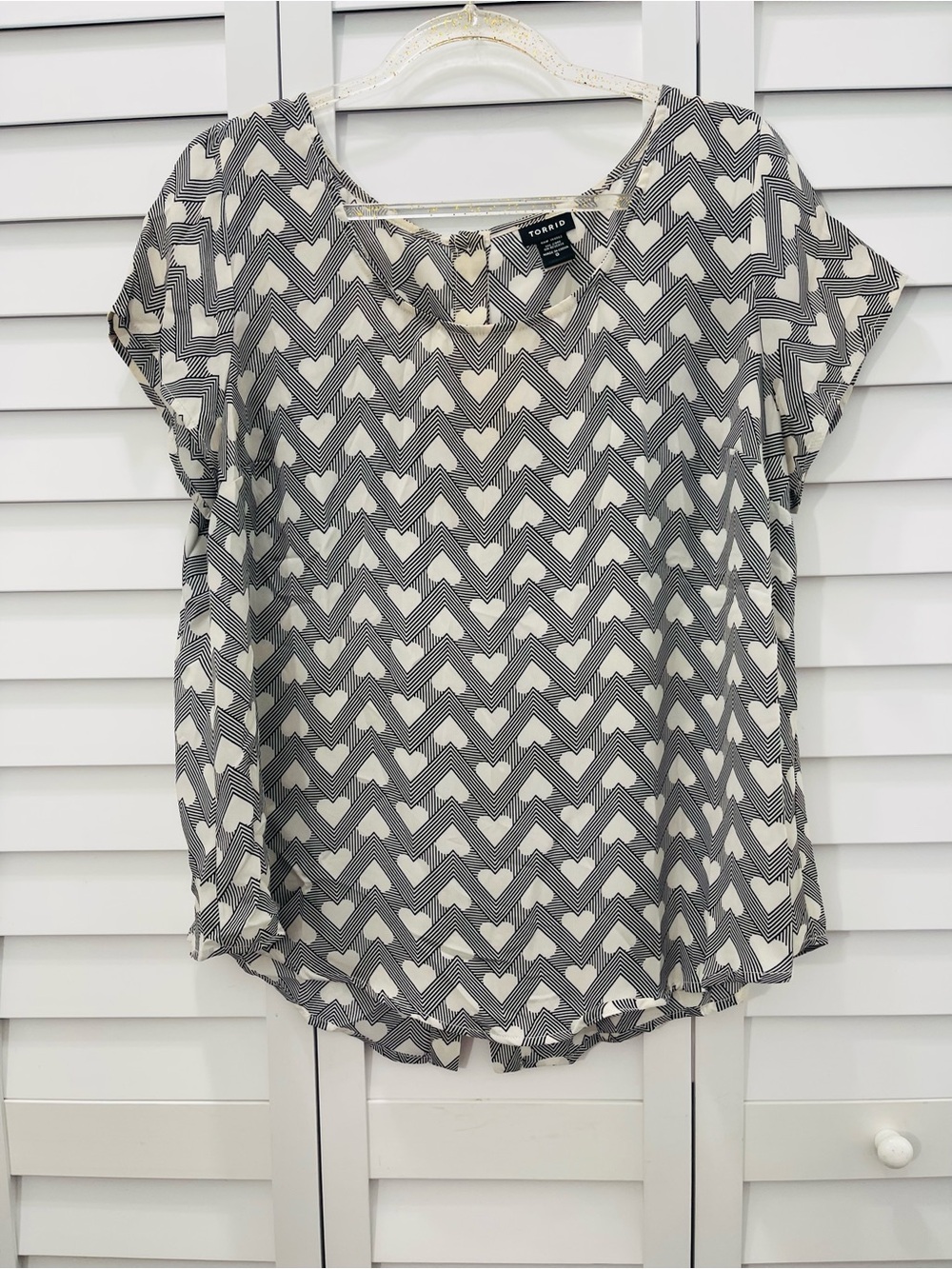 Torrid Women's  Black & White Chevron Heart Print Top Size 0